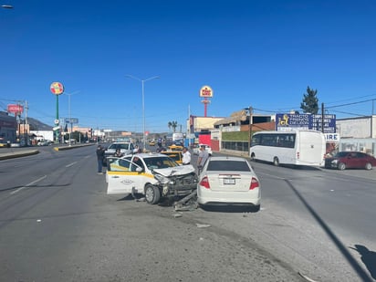 Conductora ocasiona choque con cuantiosos daños materiales en Saltillo