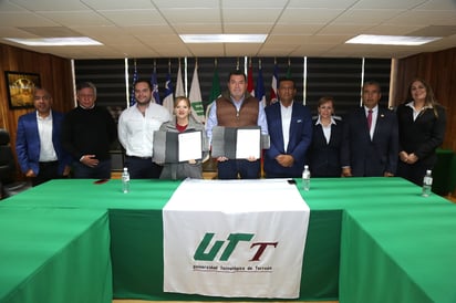 En la firma del convenio estuvieron representantes de la UTT y del Instituto de la Mujer. 