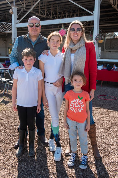 Jesús de la Garza y Alma Villalobos con sus hijos Chuy, María y Alma (EL SIGLO DE TORREÓN/ERICK SOTOMAYOR) 