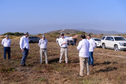 Supervisó el titular de la Sedeco el área donde se ubicará la Terminal Marítima, junto con inversionistas y autoridades de Sinaloa. (EL SIGLO DE TORREÓN)