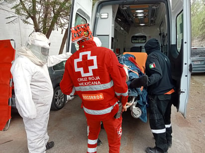 Bomberos acudieron para prestar atención al hombre.