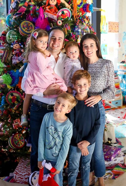 Manolo Jiménez y su familia desean feliz Navidad a coahuilenses