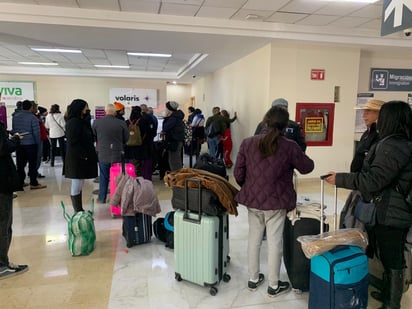 Usuarios se quedaron varados en el aeropuerto luego de que se cancelaron los vuelos a Tijuana. (ÉRICK SOTOMAYOR / EL SIGLO DE TORREÓN)