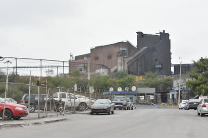 Personal de mantenimiento realiza trabajos en el área con fallas para corregir los desperfectos y reiniciar operaciones a la brevedad. (Foto: SERGIO A. RODRÍGUEZ / EL SIGLO COAHUILA)