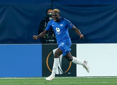 ARCHIVO - Foto del 18 de febrero del 2021, David Datro Fofana celebra tras anotar el tercer gol en el empate 3-30 en la ronda de dieciseisavos en la Europa League ante 1899 Hoffenheim. El miércoles 28 de diciembre del 2022, Chelsea firma al delantero. (AP Foto/Alberto Saiz, Archivo)


