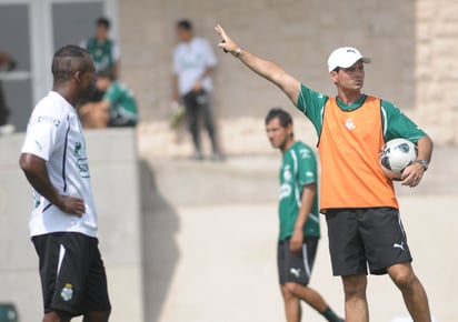 Hace más de 10 años, Cocca llegó a dirigir a Santos Laguna (ARCHIVO)