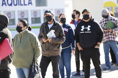 Se habilitaron 20 módulos en las instalaciones de la Fenadu para el trámite de placas nuevas. (EL SIGLO DE TORREÓN)