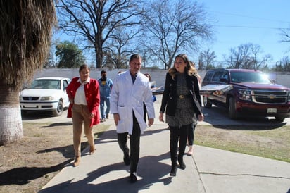 La alcaldesa Tania Vanessa Flores Guerra realizó recorridos en diferentes clínicas y hospitales de Múzquiz y Palaú. (SERGIO A. RODRÍGUEZ)