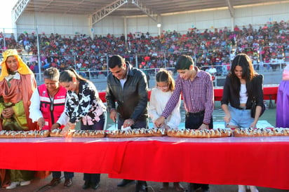 Como marca la tradición, se hizo la repartición de la rosca y de chocolate.