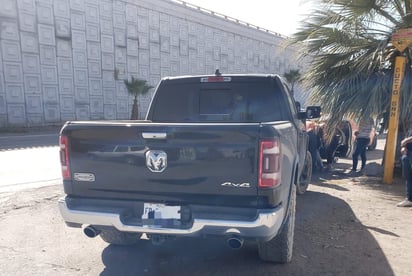 La unidad señalada como responsable es una camioneta de la marca Dodge, línea RAM 1500, color gris. (EL SIGLO DE TORREÓN)