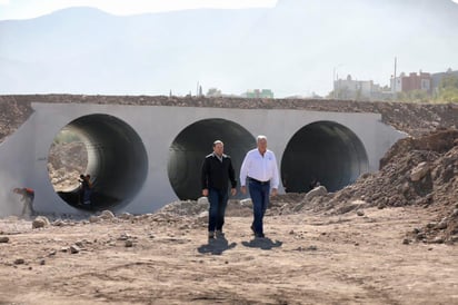 La construcción del paso vehicular tiene un avance del 98 por ciento, señaló el alcalde de Saltillo, José María Fraustro Siller. (EL SIGLO DE TORREÓN)