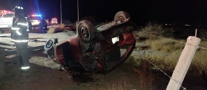 Se presume que el conductor se desplazaban a exceso de velocidad y al llegar a la altura del ejido Rancho Alegre perdió el control para salirse del camino y terminar volcado.