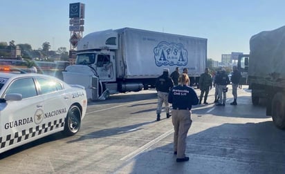 En el incidente estuvo involucrado un camión de carga que se impactó contra un vehículo de la Secretaría de la Defensa Nacional. (ESPECIAL)