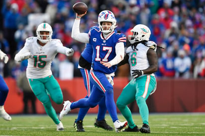 Josh Allen lanzó tres pases de anotación y tuvo 352 yardas por aire, en el triunfo de los Bills 34-31 sobre Delfines.