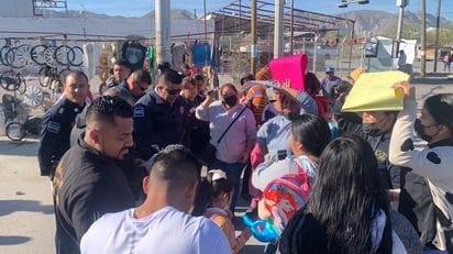 Padres y madres de familia bloquearon un tramo del bulevar Laguna Sur de la ciudad de Torreón. (ÉRICK SOTOMAYOR)