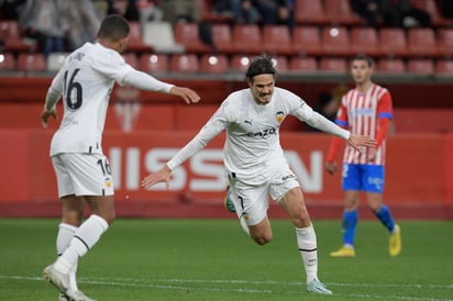 Edinson Cavani celebra luego de marcar uno de sus dos tantos, en la goleada del Valencia 4-0 sobre Sporting de Gijón. (EFE)
