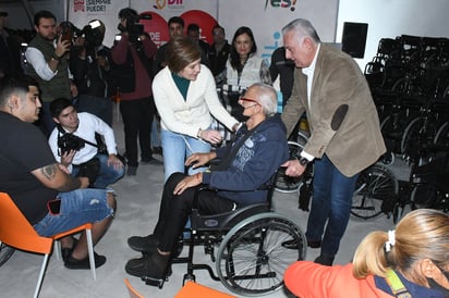 El Municipio de Torreón entregó ayer 300 sillas de ruedas. (FERNANDO COMPEÁN)