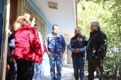 Dan material de desinfección a planteles afectados por drenaje. (CORTESÍA)