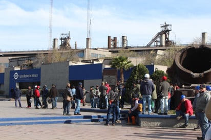 Poco después de las 3 y media de la tarde, alrededor de un centenar de trabajadores de las dos plantas de AHMSA se presentaron en la empresa. (Foto: SERGIO A. RODRÍGUEZ / EL SIGLO COAHUILA)