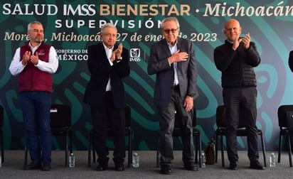 AMLO dijo que habrá todos los medicamentos y médicos necesarios, y reiteró su compromiso de basificar a los trabajadores que laboran por contrato.