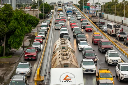 En Torreón el vehículo particular es el principal medio de transporte, en casi un 50 por ciento de los casos, con una menor proporción en Gómez Palacio, con el 33 por ciento. (ÉRICK SOTOMAYOR)