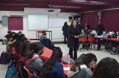 Presidenta del Idaip acudió a la escuela secundaria técnica 67 a una plática informativa con los alumnos. (EL SIGLO DE TORREÓN)