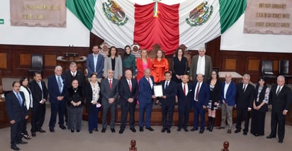 La placa la suscriben el diputado Eduardo Olmos Castro, presidente de la Junta de Gobierno conjuntamente con todas las diputadas y los diputados de la LXII Legislatura.