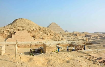 Sus estudios se basan en el análisis de 31 vasijas de cerámica recuperadas de un taller de momificación en Saqqara. (ESPECIAL)