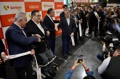 Momento en que fue realizado el corte inaugural de la tienda Soriana Hiper Viñedos (EL SIGLO DE TORREÓN/EDUARDO RUIZ)