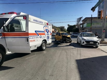 La ambulancia terminó con daños en la parrilla posterior. (EL SIGLO DE TORREÓN)