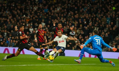 Kane, con su gol número 267 con la camiseta del Tottenham, derrotó al City en el norte de Londres. (EFE)