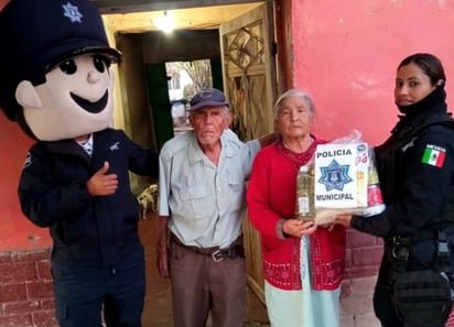 Los agentes llevaron despensas a personas de escasos recursos. (EL SIGLO DE TORREÓN)