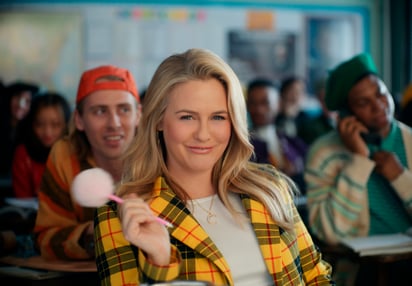 En esta fotografía proporcionada por Rakuten Rewards Alicia Silverstone en una escena del comercial de Rakuten Rewards para el Super Bowl de 2023 de la NFL.  (Rakuten Rewards vía AP)