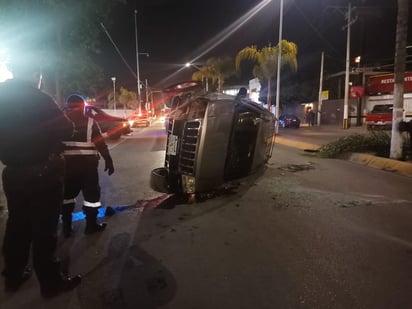 La unidad se impactó contra una palma y terminó volcada sobre uno de sus costados.