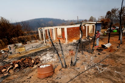 De los centros destruidos en por el fuego, 14 se concentran en la región del Biobío y 7 en La Araucanía. (ESTEBAN GARAY / EFE)