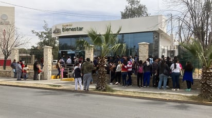 Becados denuncian lentitud y sobre todo mala organización en el banco de Bienestar, donde deben tramitar su tarjeta bancaria. (EL SIGLO DE TORREÓN)