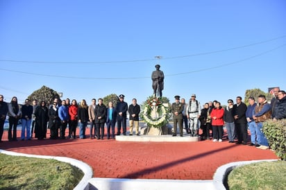 Ayuntamiento presenta a través de una ofrenda floral sus respetos al Ejército Mexicano en la conmemoración de su día. (EL SIGLO DE TORREÓN)