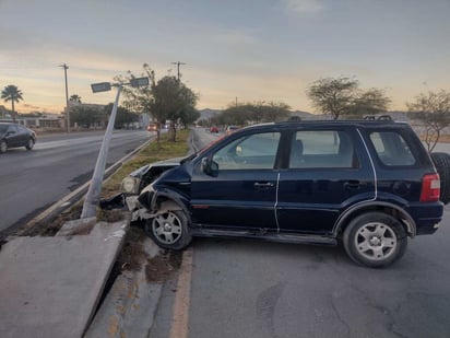 Por circular a exceso de velocidad pierde el control y se impacta contra luminaria en Torreón.