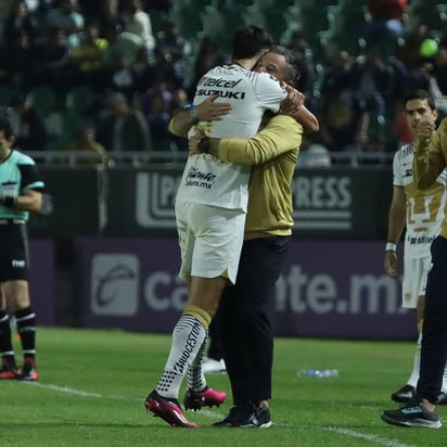 Dinenno se abraza con Puente tras meter el gol del triunfo (ARCHIVO)