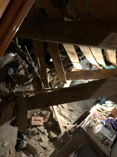 Joven acaba bajo los escombros al derrumbarse el techo de su habitación.