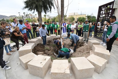 Plantan nuevo Árbol de la Esperanza; buscan visibilizar el problema de las desapariciones en La Laguna y en el país. (FERNANDO COMPEÁN / EL SIGLO DE TORREÓN)