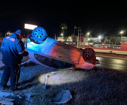 El joven perdió el control del volante y se impactó contra el camellón. (EL SIGLO DE TORREÓN)