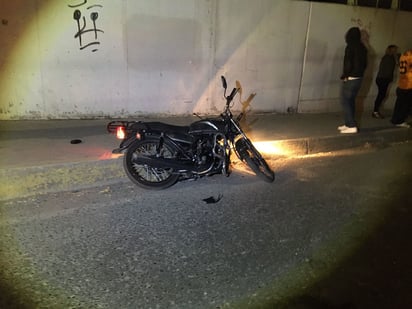 Joven motociclista perdió el control de los manubrios al conducir bajo los efectos del alcohol y a exceso de velocidad y terminó derrapando. (EL SIGLO DE TORREÓN)