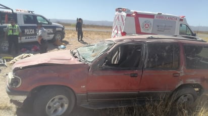 La camioneta de la marca Ford, línea Explorer terminó sobre sus cuatro ruedas tras dar varias vueltas.