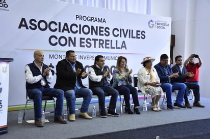 Alcaldesa de Gómez Palacio entregó de forma simbólica cheques a 55 asociaciones civiles que atendieron a la convocatoria. (CORTESÍA)