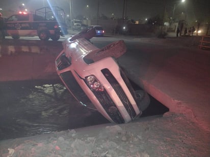 Debido a las dimensiones de la camioneta, ésta quedó atorada antes de caer al agua. (EL SIGLO DE TORREÓN)