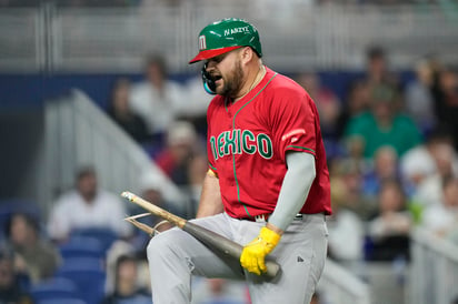 El toletero Rowdy Téllez rompe su bat luego de recibir uno de los dos ponches que tuvo anoche en Miami ante los serpentineros de Japón, el cual fue doloroso, ya que dejó hombres en las bases en posición de anotar.