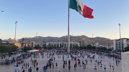 Una auténtica fiesta se vivió en la explanada de la Plaza Mayor de Torreón, con la celebración al mismo tiempo, de
encuentros de voleibol y cachibol, con la participación de equipos de toda la región en ambas ramas. (Cortesía IMD)