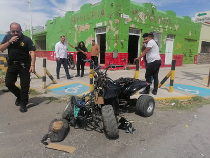 El motociclista acabó por chocar contra los muros metálicos instalados en la esquina de la banqueta. (EL SIGLO DE TORREÓN)