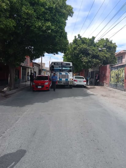 El chofer del autobús intentó realizar una maniobra para rebasar y se impactó contra dos autos particulares.